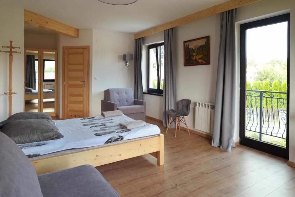 Pokój rodzinny z wyjściem na balkon
