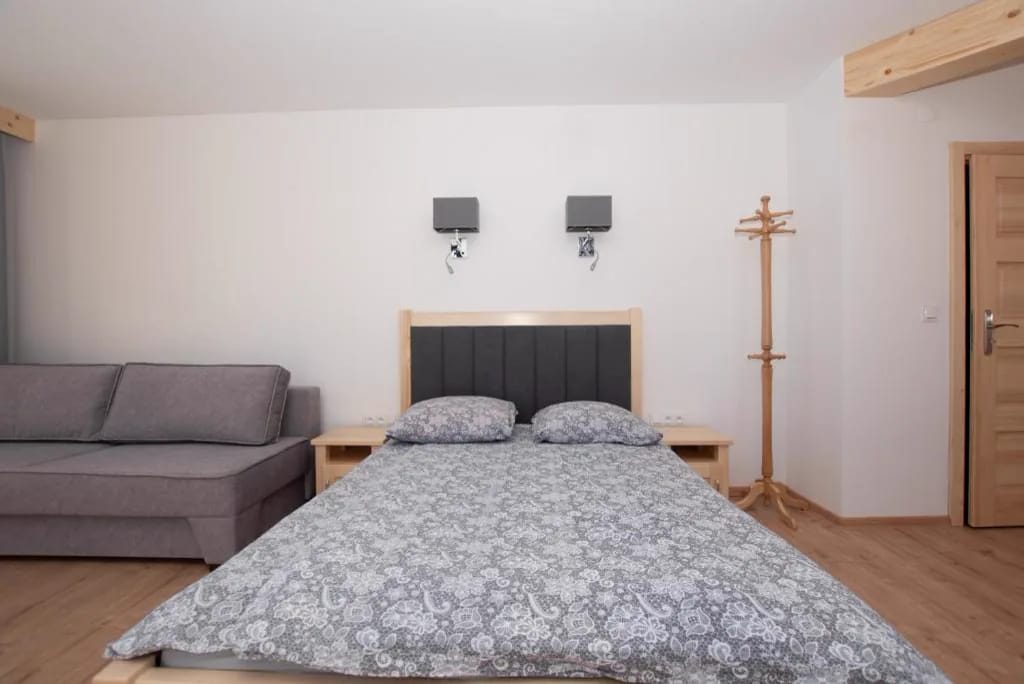 Łóżko i sofa w pokoju rodzinnym